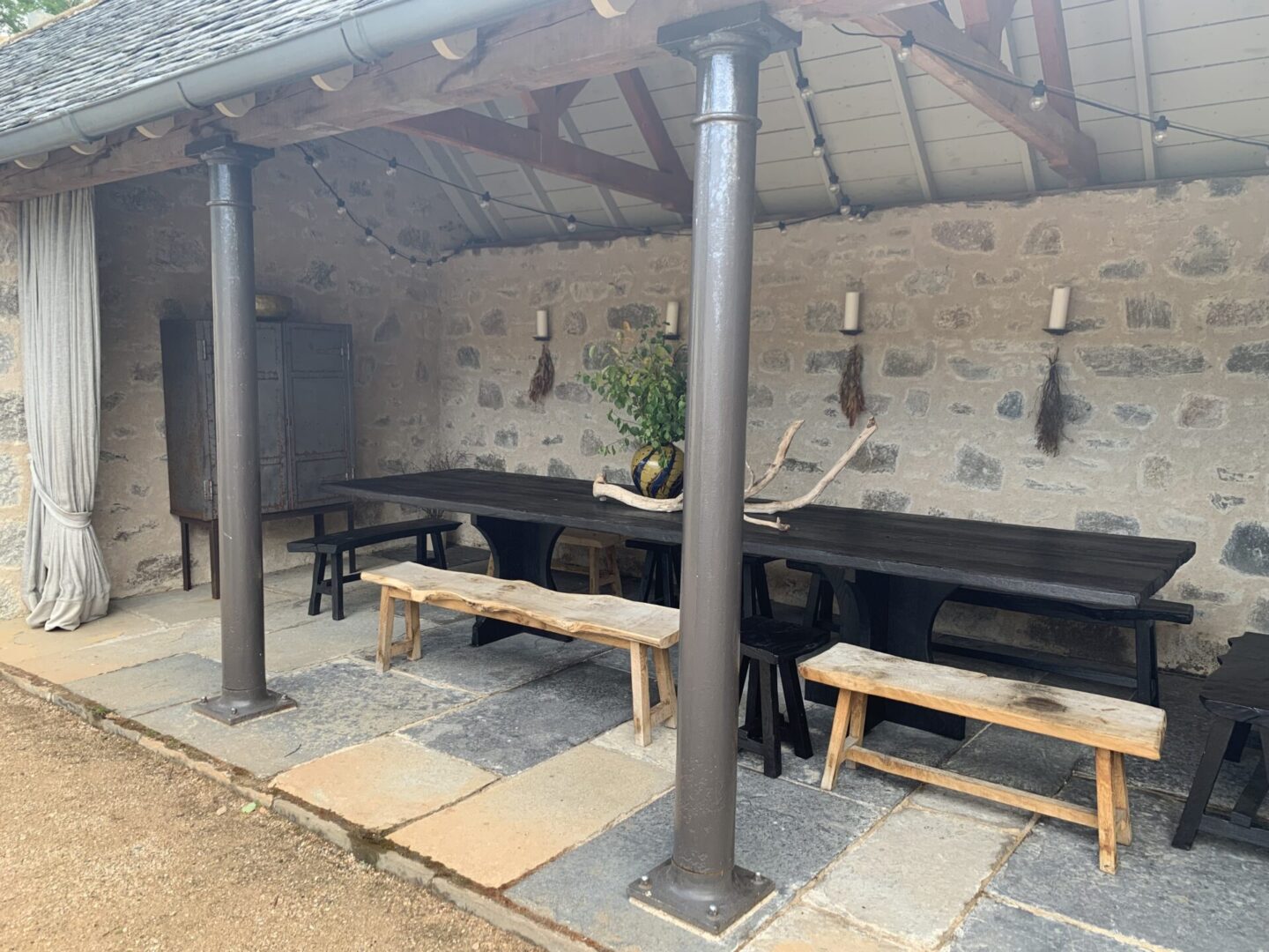 A group of benches sitting in front of an outdoor dining area.